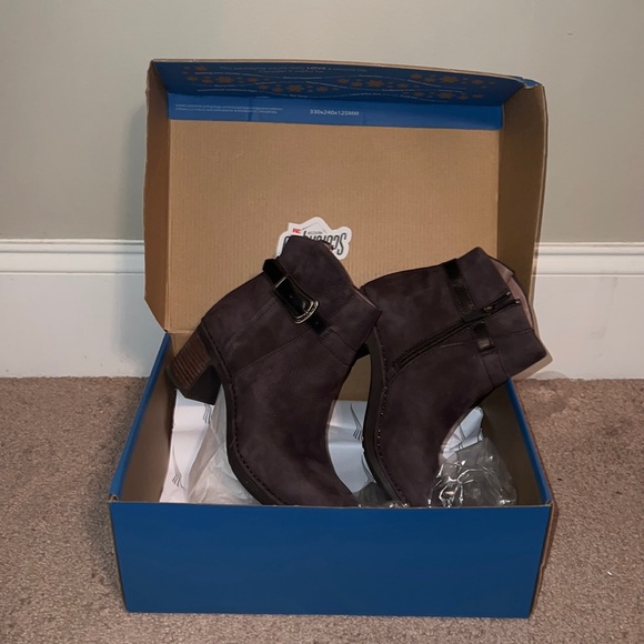 DANSKO HARTLEY CHOCOLATE NUBUCK WOMEN'S - Picture 1 of 9